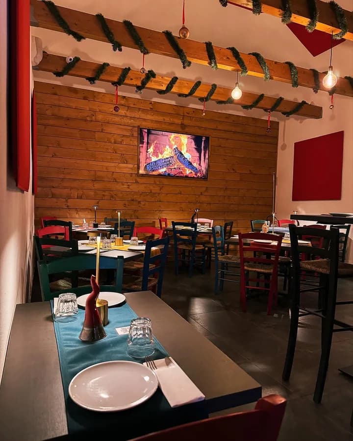 Interno della pizzeria EVO50 nel centro storico di Napoli