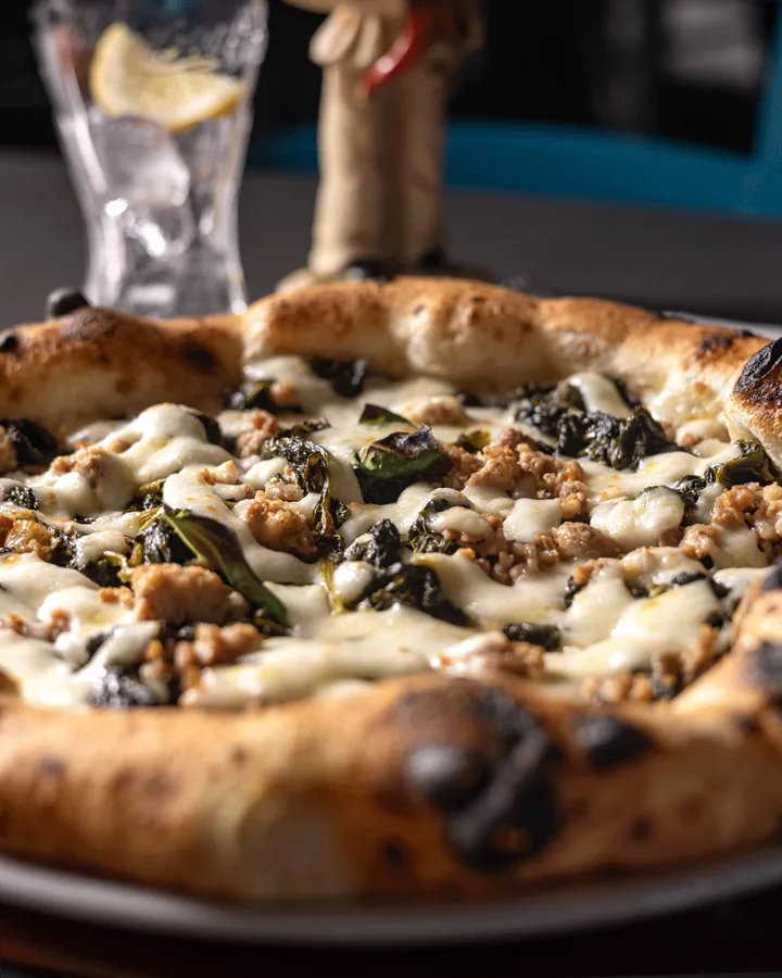 Atmosfera serale della pizzeria EVO50 Napoli